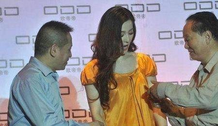 王小梅(“被摸胸”事件女主角)