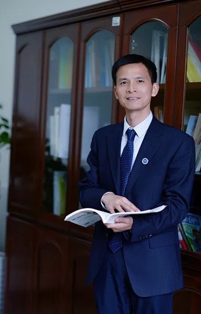 王旭(第十四届全国人大代表,雅礼中学党委副书记、校长,中学高级教师)