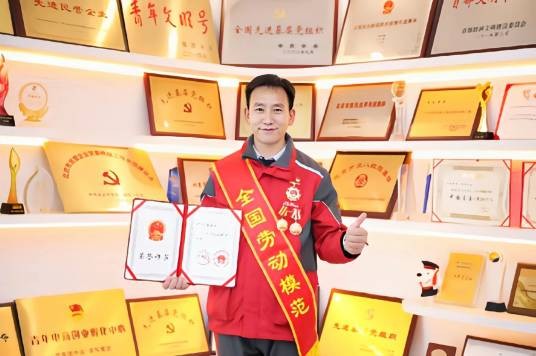 宋学文（全国劳动模范、京东鼎好营业部负责人）