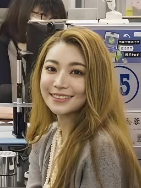 依依（中国台湾主持人纳豆（林郁智）的妻子）