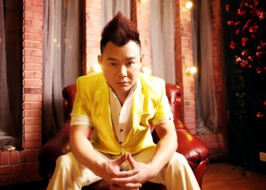 谁爱我（路童演唱的伤心情歌歌曲）