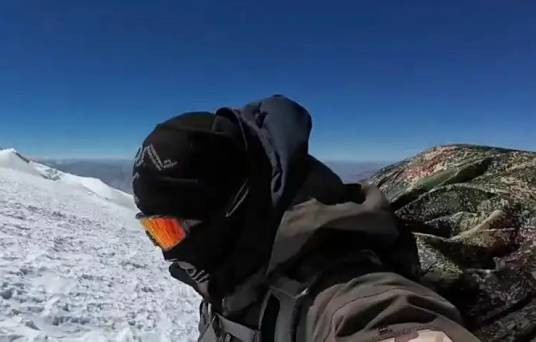 9·20男子攀登雪山坠崖事件