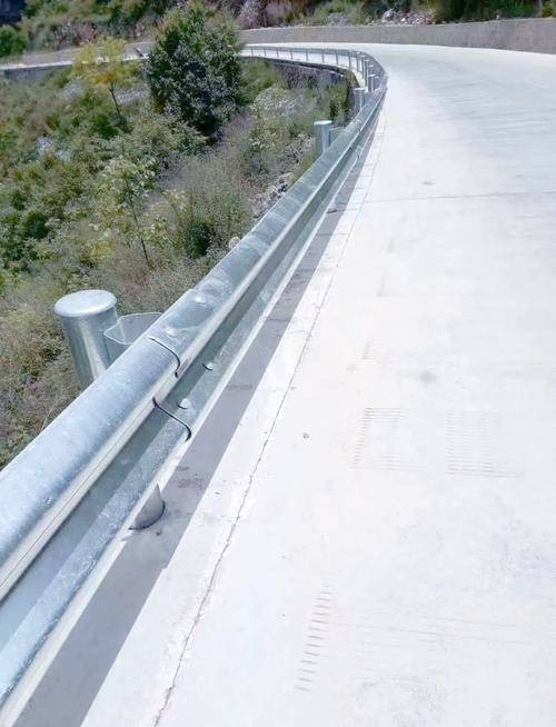路旁护栏