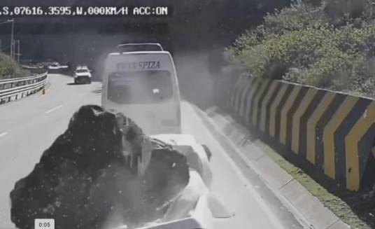 12·2秘鲁巨石砸翻汽车事故