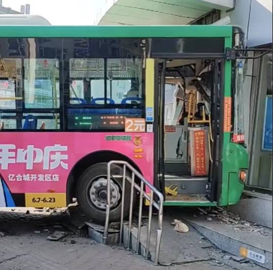 6·18大连公交车撞上银行大门事故