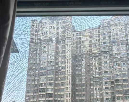 2026年资中小区业主玻璃窗被弹珠击穿事件