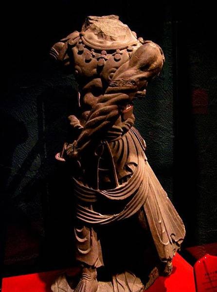 “褒衣博带”式袈裟