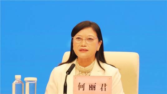 何丽君（湖北省政府副秘书长、参事室主任）