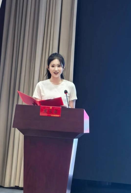 王誉璇（西南石油大学学生，2025年成都世界运动会香城软式曲棍球场馆中心仪式服务志愿者）