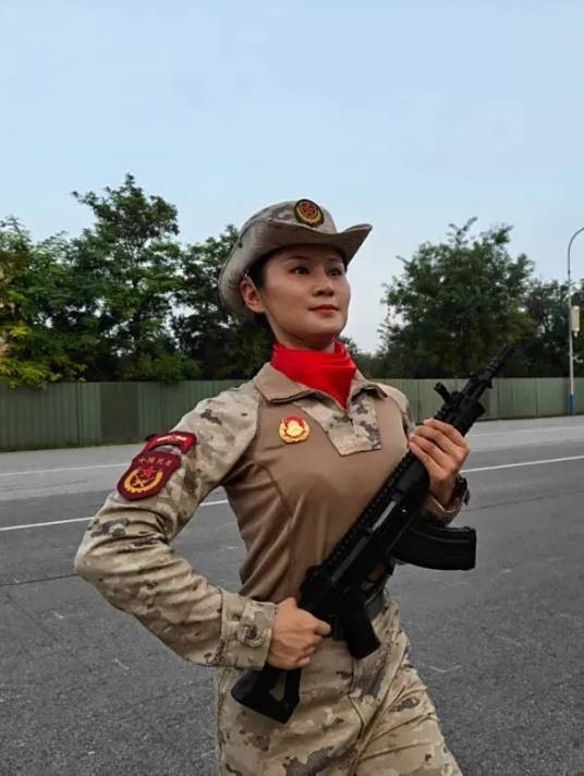 张静雯（武汉出入境边防检查站辅警班长）