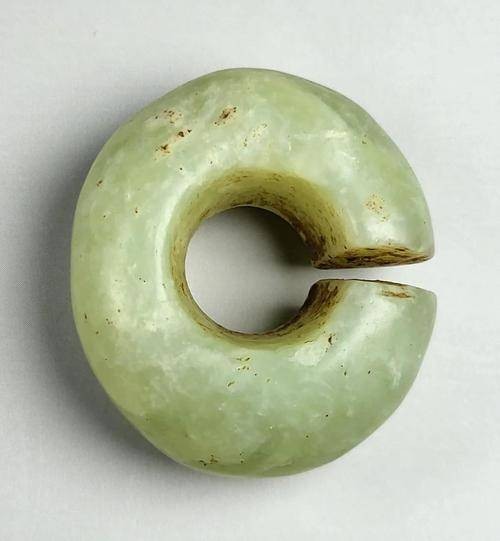 玦（环形有缺口的古代玉器）