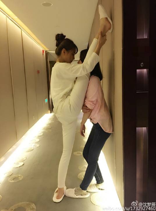 劈腿壁咚