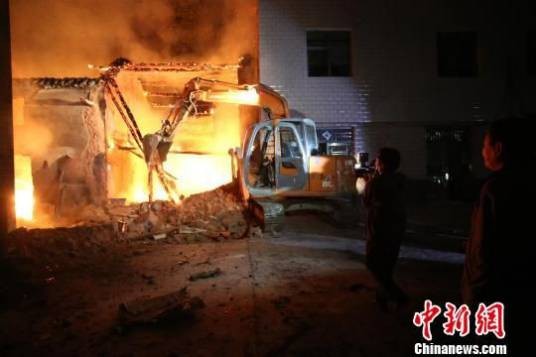 10·24湖北秭归油罐车侧翻事故