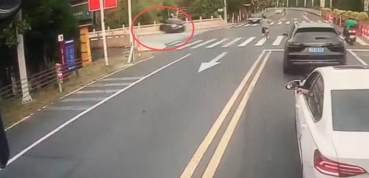 10·8苏州车辆逆行后撞破桥栏坠落事件