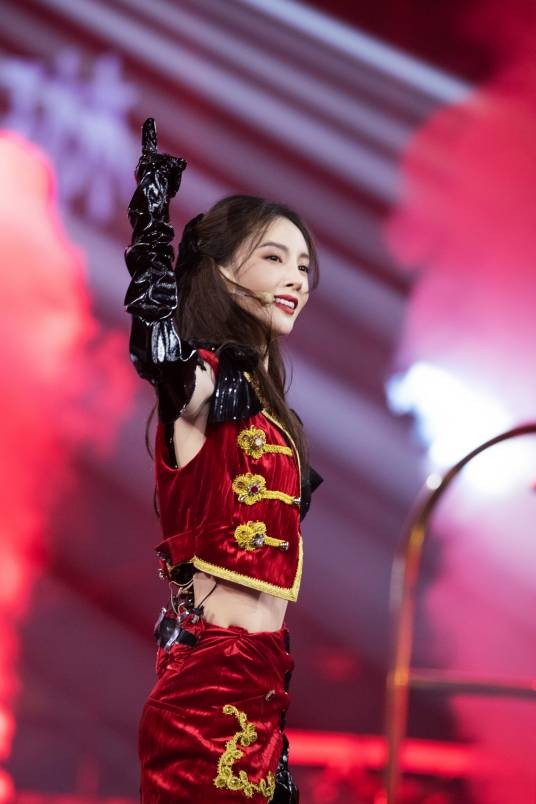 潇洒走一回（金晨、张含韵、黄龄、张雨绮、李斯丹妮演唱的歌曲）