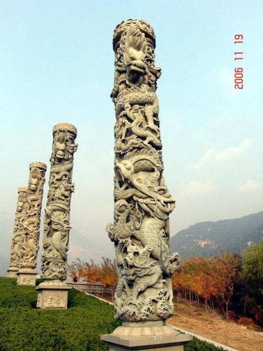石雕龙柱