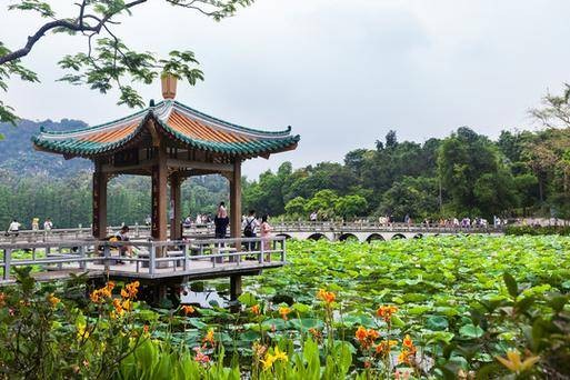 荷香亭（广东省肇庆市七星岩景区内的亭子）