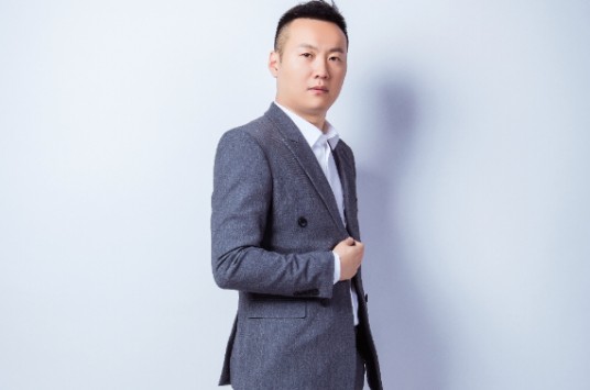 龚铭（新疆温暖十里餐饮管理有限公司董事长兼总经理）
